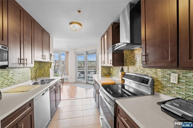 Foto del edificio - 600 Harbor Blvd