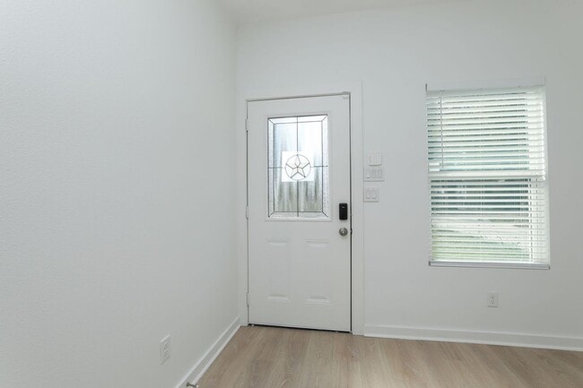 Building Photo - For Lease | 3 Bed, 2 Bath |1,350 Sq Ft |Tr...