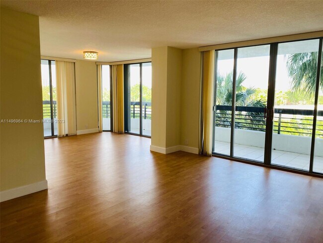 Foto del edificio - 3500 Mystic Pointe Dr