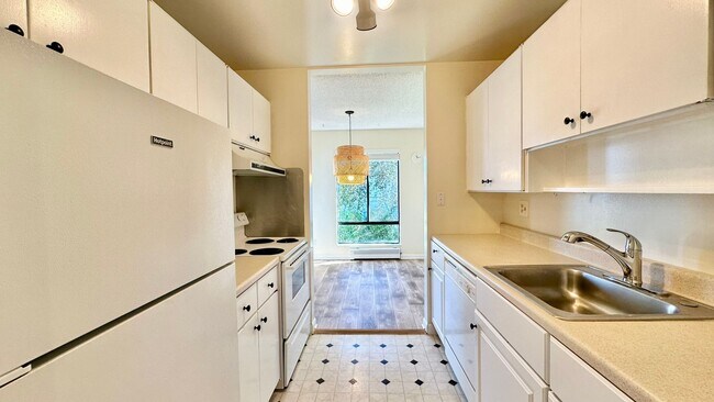 Foto del edificio - Lovely and Spacious Condo with a Water/Lagoon View and Resort Style Amenities!