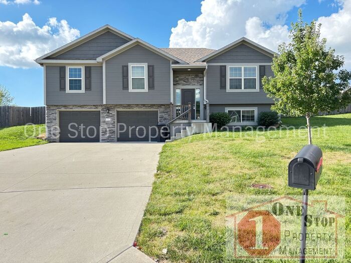 Foto principal - Brand NEW gorgeous 4 bedroom, 3 bath home ...