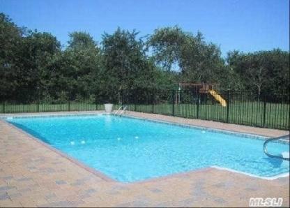 Foto del edificio - 28 Fairbanks Ct