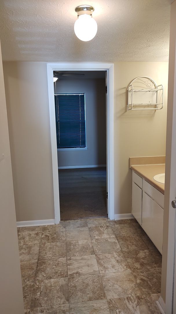 Building Photo - Efficiency Apartment in PCB! Basic Cable T...