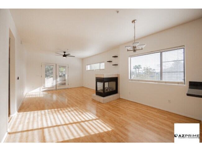 Foto del edificio - Live in the Lap of Luxury in this Stunning 2/2 Townhouse in the Heart of Scottsdale!