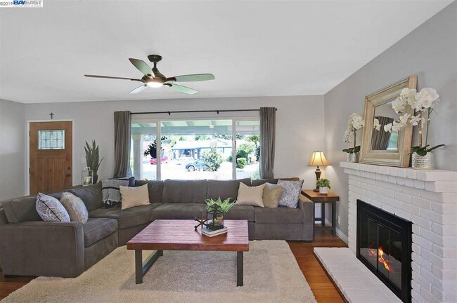 Foto del edificio - 4833 Primrose Ln