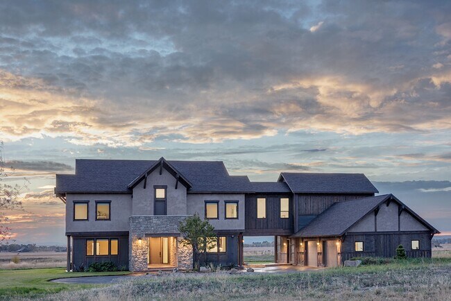 Foto del edificio - One of a Kind Custom Built Home for Rent i...