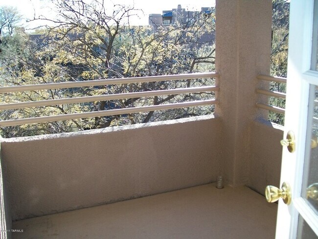 Foto del edificio - 6655 N Canyon Crest Dr