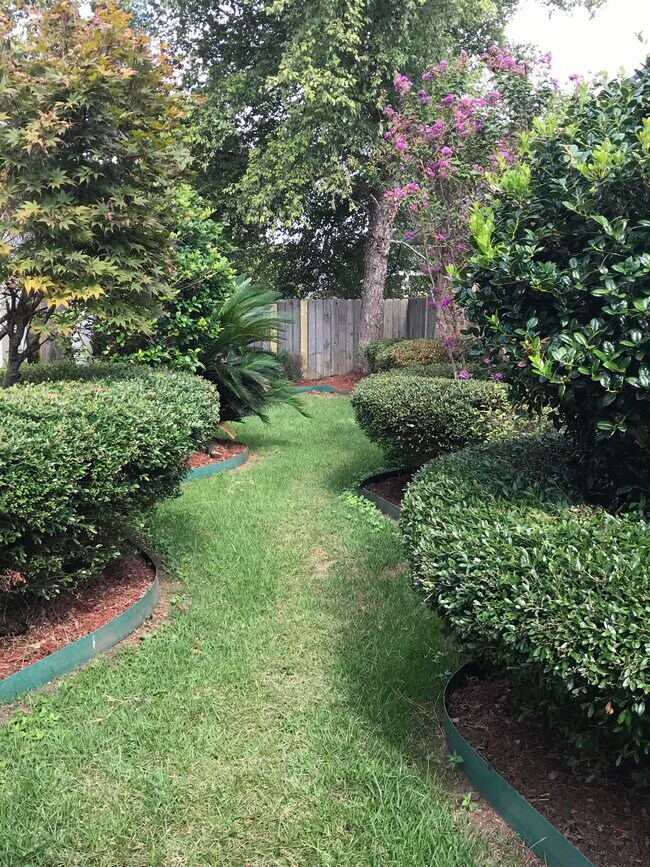 Foto del edificio - 8008 Laurel Hill Dr