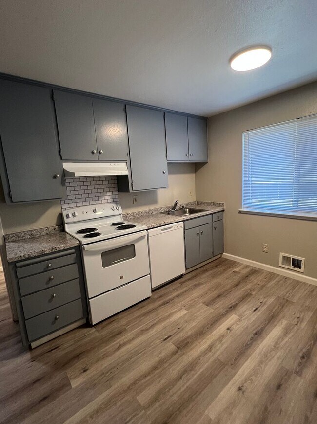 Foto del edificio - UPDATED 2 BEDROOM DUPLEX W/ PRIVATE YARD!