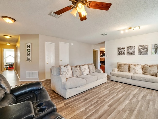 Foto del edificio - 1435 Greenbrook Dr