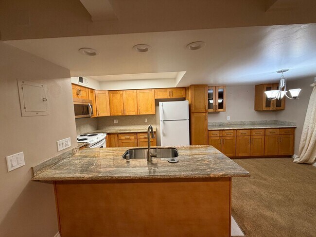 Foto del edificio - UNFURNISHED Upgraded Condo in Central location - Quiet Condominium Complex