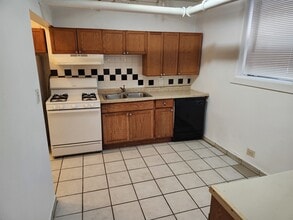 Building Photo - 662 W Oakdale Ave