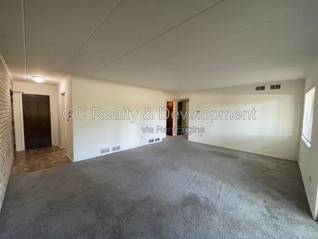 Foto del edificio - 180 N Wolf Rd