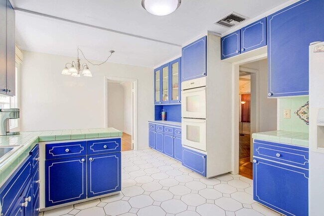 Spacious kitchen - 2372 Overland Ave