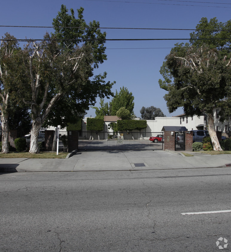 Primary Photo - Laurel Court Apartments