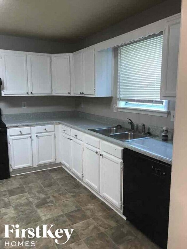 Building Photo - 8414 Sutton Dr