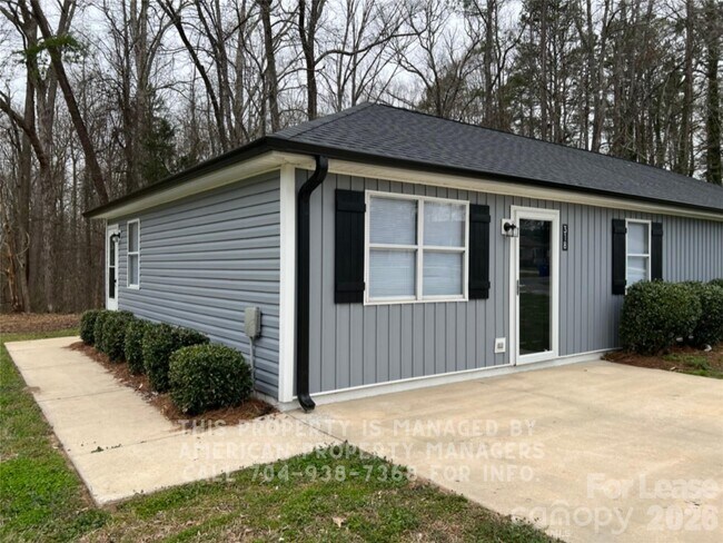 Foto del edificio - 318 Rustic Rd