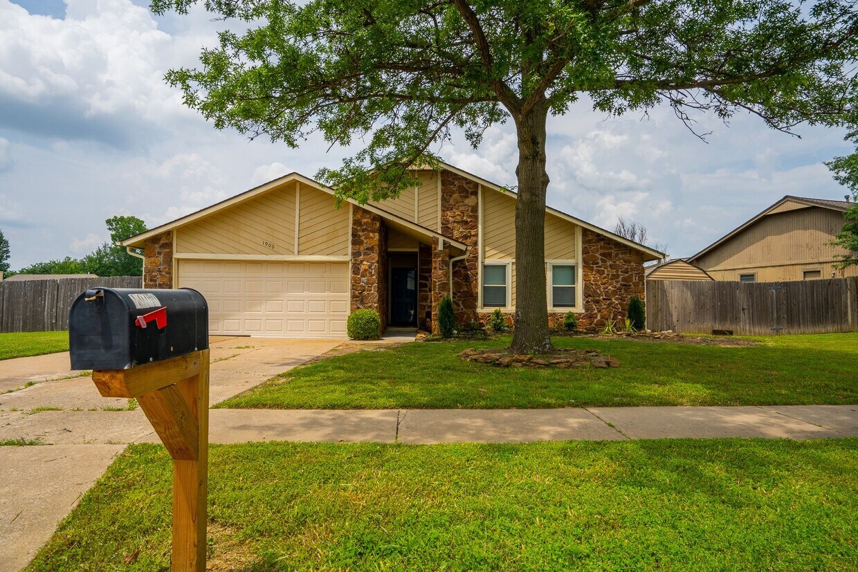 Primary Photo - Charming 3-Bedroom, 2-Bath Home in Broken ...