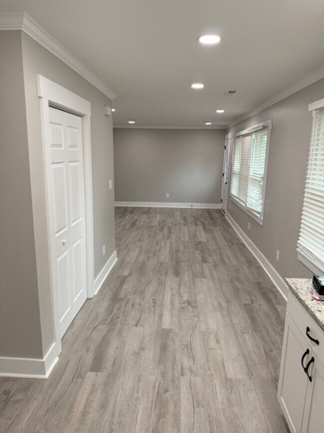 Foto del edificio - 2 BR/1BA | Newly Renovated Single Family Home |  Back and Front Yard!