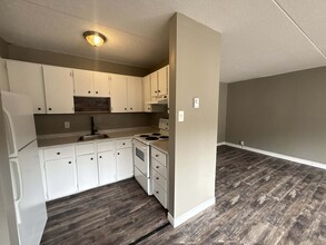 Building Photo - 411 Ellerdale St