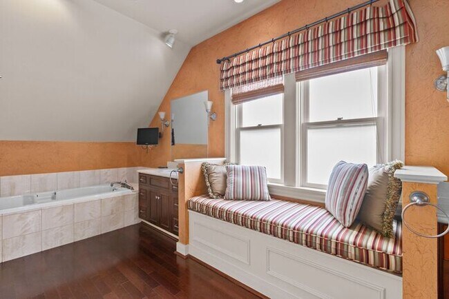 Foto del edificio - Stunning Air Conditioned 1931 Tudor in Coveted Admiral w/ Views
