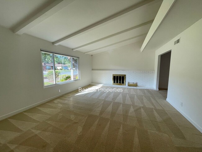 Foto del edificio - Recently remodeled three bedroom home in T...