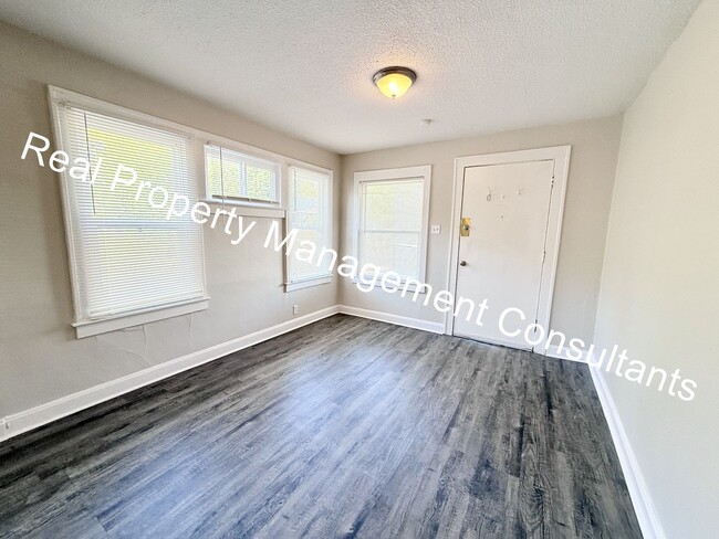 Building Photo - Newly Remodeled 2 Bedroom with Off Street ...