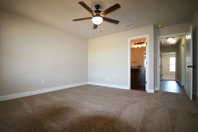 Foto del edificio - Elevated Living on the Waters Edge in Pelican Bay! ~ ((AZLE ISD!!)) Granite Countertops~ Stainles...