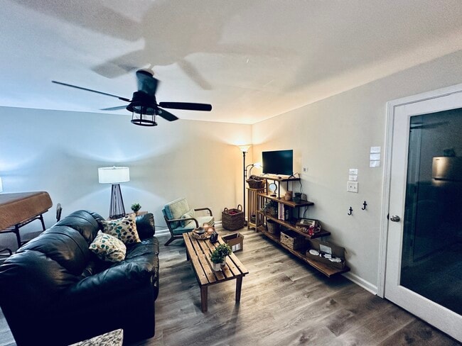 Building Photo - 3210 Glasco Dr