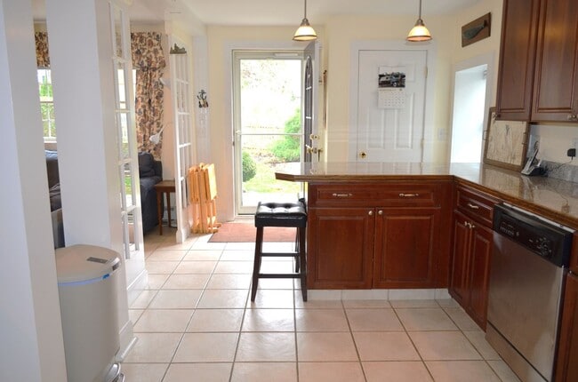 Building Photo - Winter Rental: Available Oct. 1-May 31 (Ut...