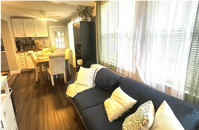 Building Photo - 1204 E Lambright St