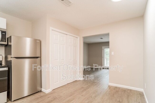 Building Photo - 615 Dumaine St