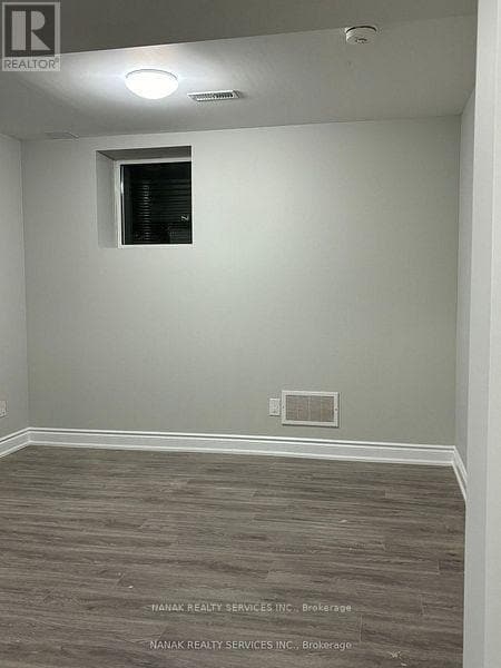 Building Photo - 583 Queen Mary Dr