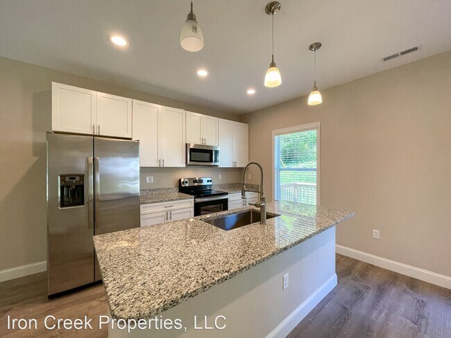 Building Photo - 3 br, 2.5 bath House - 9 Arbutus Road #121