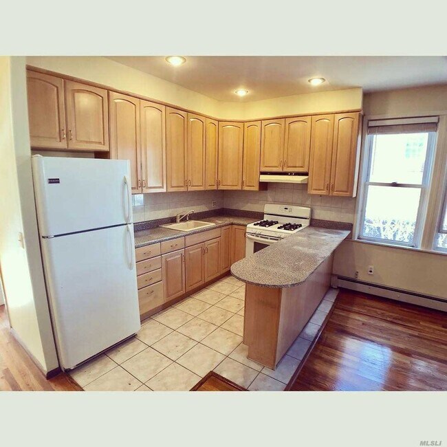 Foto del edificio - 108-42-108-48 48th Ave