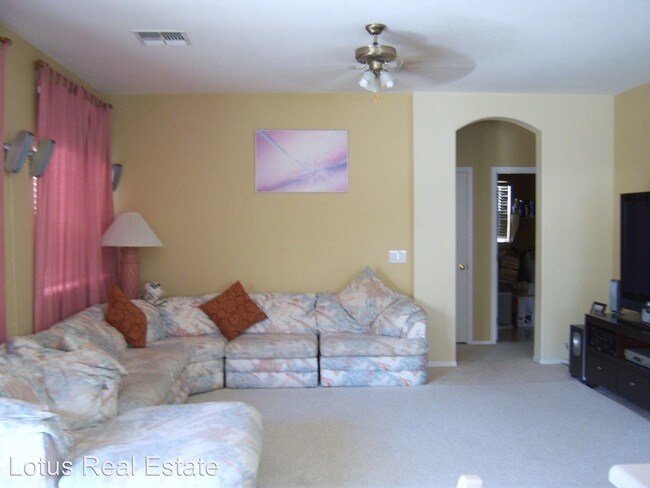 Building Photo - 4 br, 3 bath House - 1145 E Locust Dr.