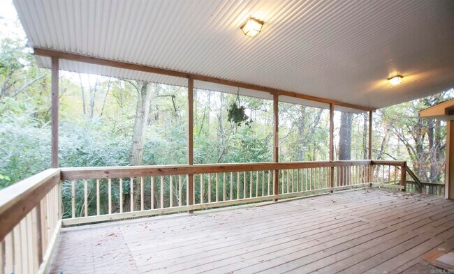Building Photo - 401 Valley View Dr