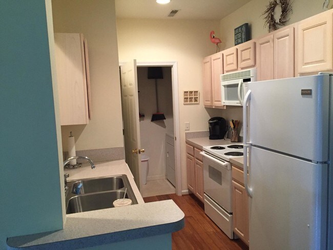 Building Photo - 4100 Sandpiper Dr