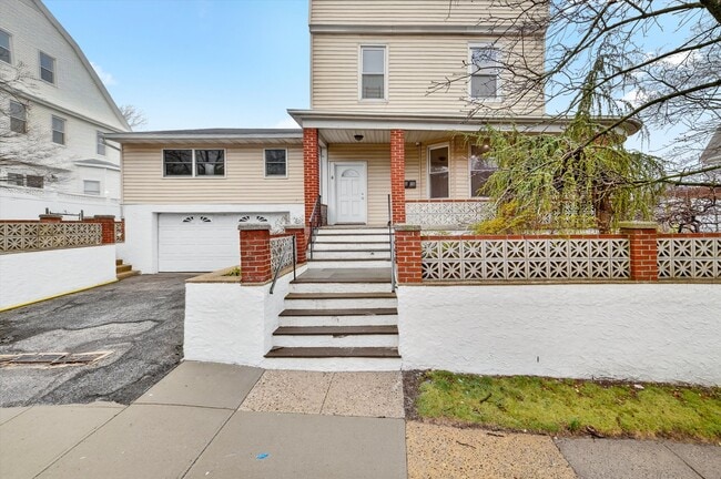 Building Photo - 4 Amackassin Ter