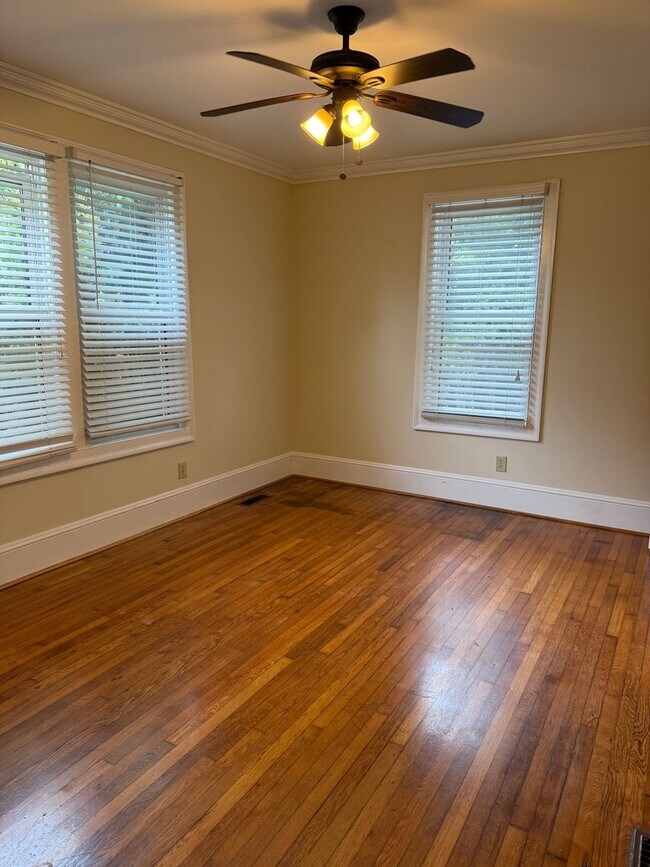 Foto del edificio - Spacious 1 Bedroom Duplex Convenient to Do...