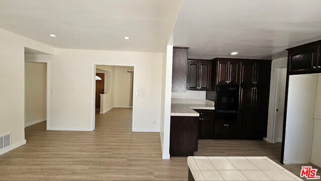 Foto del edificio - 22231 Vanowen St