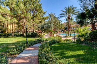 Building Photo - 230 E Flamingo Rd