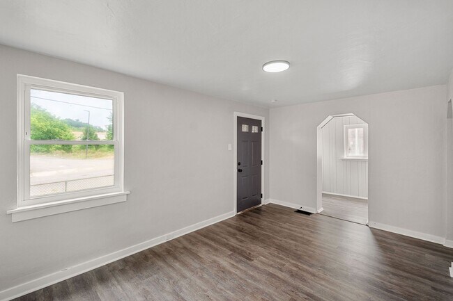 Building Photo - LOCATION LOCATION LOCATION! FULLY RENOVATE...