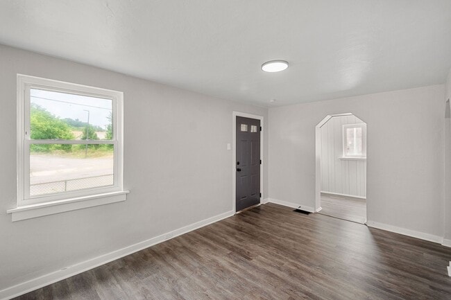 Building Photo - Stunning 2 bedroom home in Penn Avenue available August 1!