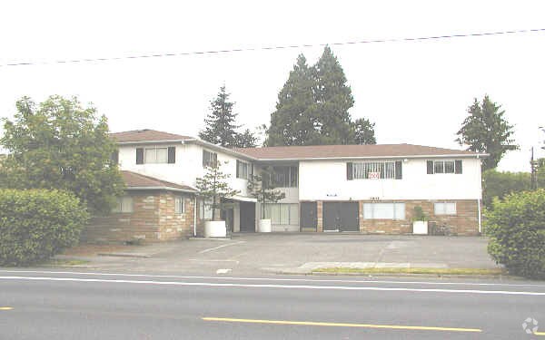 Building Photo - 7905-7915 N Fessenden St