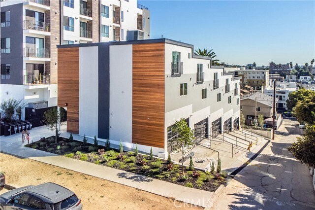 Foto principal - 242 N Hoover St