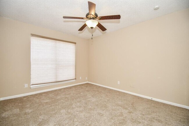 Building Photo - 2832 S Bartell Dr