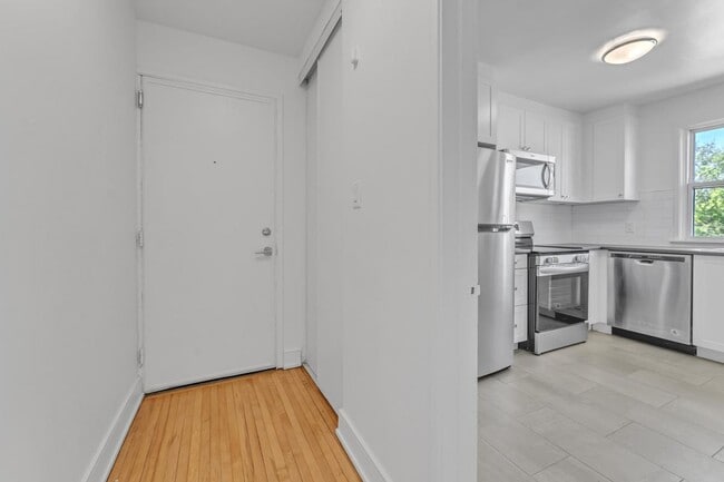 Building Photo - 389-401 Yonge Street