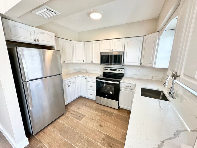 Foto del edificio - ** CENTRAL NAPLES **4 BED / 2 BATH ** POOL**PETS OK**ANNUAL RENTAL**