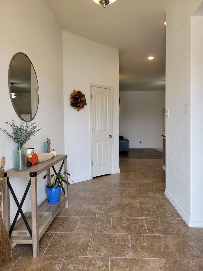 Building Photo - Open floor plan & small pets allowed! 3BD/...